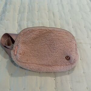 Lululemon Everywhere Belt Bag Fleece (22)